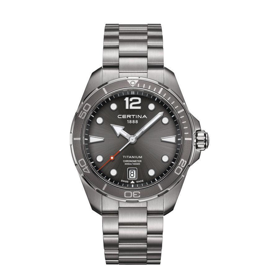 Certina DS Action Titanium herenhorloge met grijze wijzerplaat en datum, titanium schakel. ModelC0324514408700