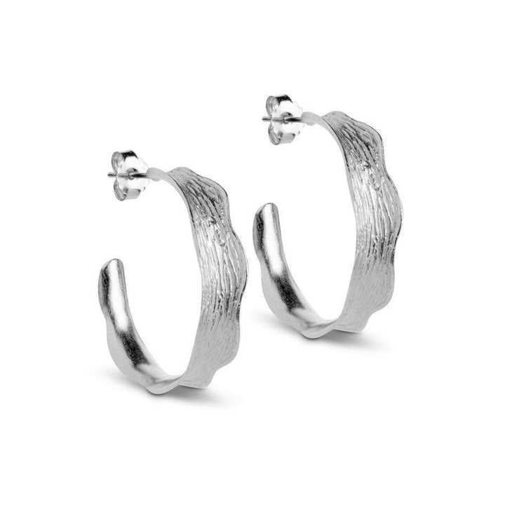 enamel-ane-large-hoepels e288sm, zilveren oorringen met golvend gestructureerd oppervlak, model e288sm-1
