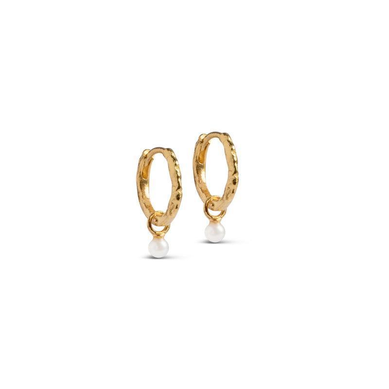 Enamel Belle Pearl Hoops, gouden oorringen met kleine witte parels, elegant detail. Model e271gm-parel-1.
