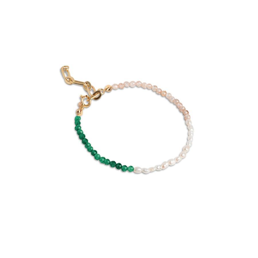 enamel gabriella armband toont een armband met groene, witte en roze parels en een goudkleurige sluiting. Model b105g-b105g-1