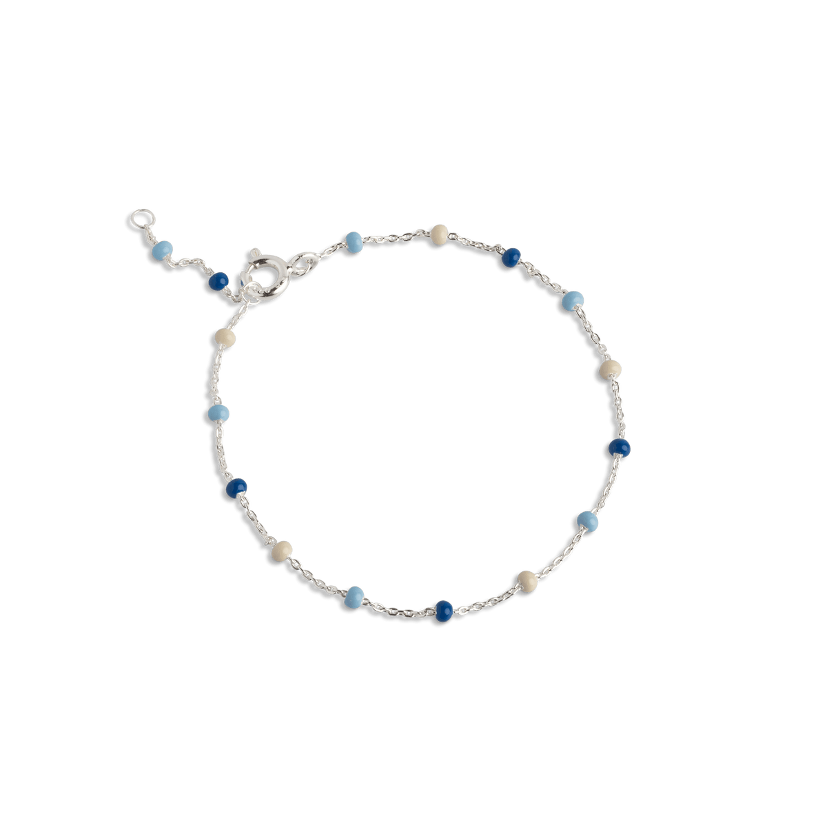 Enamel Lola Bracelet Marine toont een speelse armband met kleine blauwe en crème parels, model b66s-marine-1.