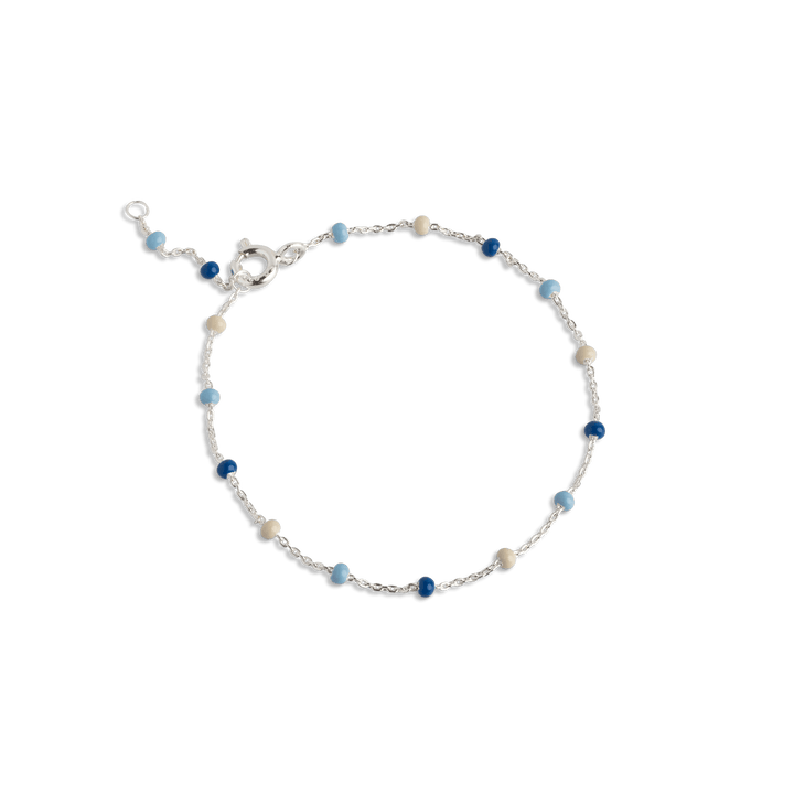 Enamel Lola Bracelet Marine toont een speelse armband met kleine blauwe en crème parels, model b66s-marine-1.