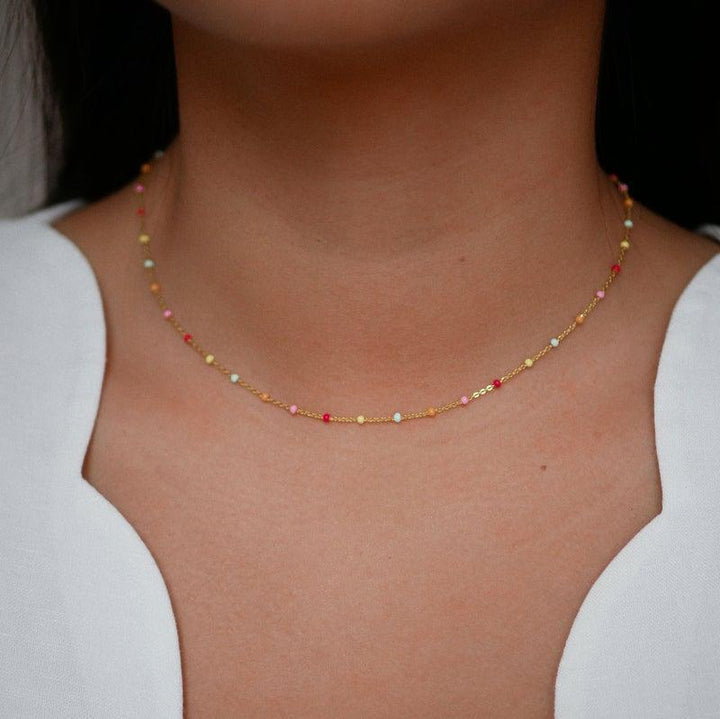 Enamel Lola Vergulde Ketting N55G Rainbow, fijne ketting met kleine gekleurde parels op het model. Model N55G-RAINBOW