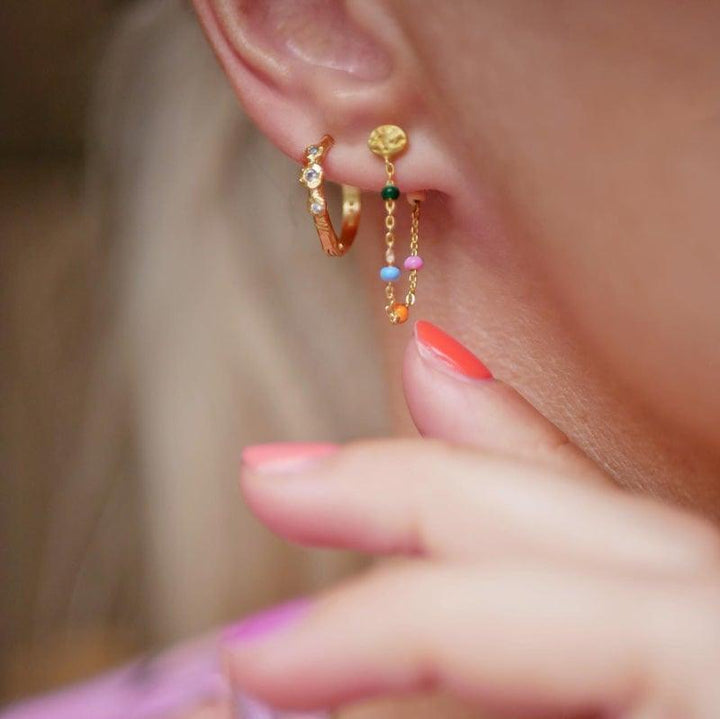 enamel lola oorbellen e140gm dromerig gedragen in het oor, gouden oorbel met gekleurde parels, model e140gm-dreamy-2