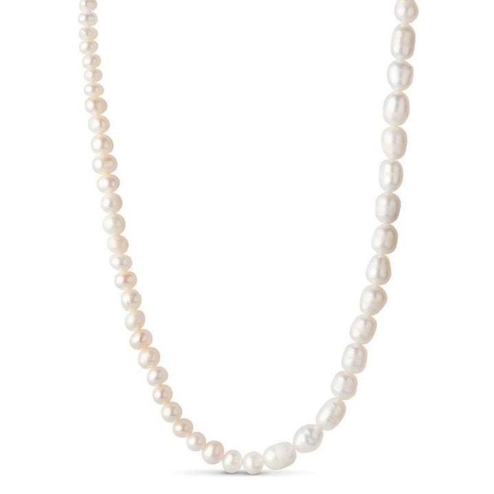 enamel parelketting in close-up weergegeven met witte zoetwaterparels, elegante en klassieke stijl. ModelN67G-N67G-1