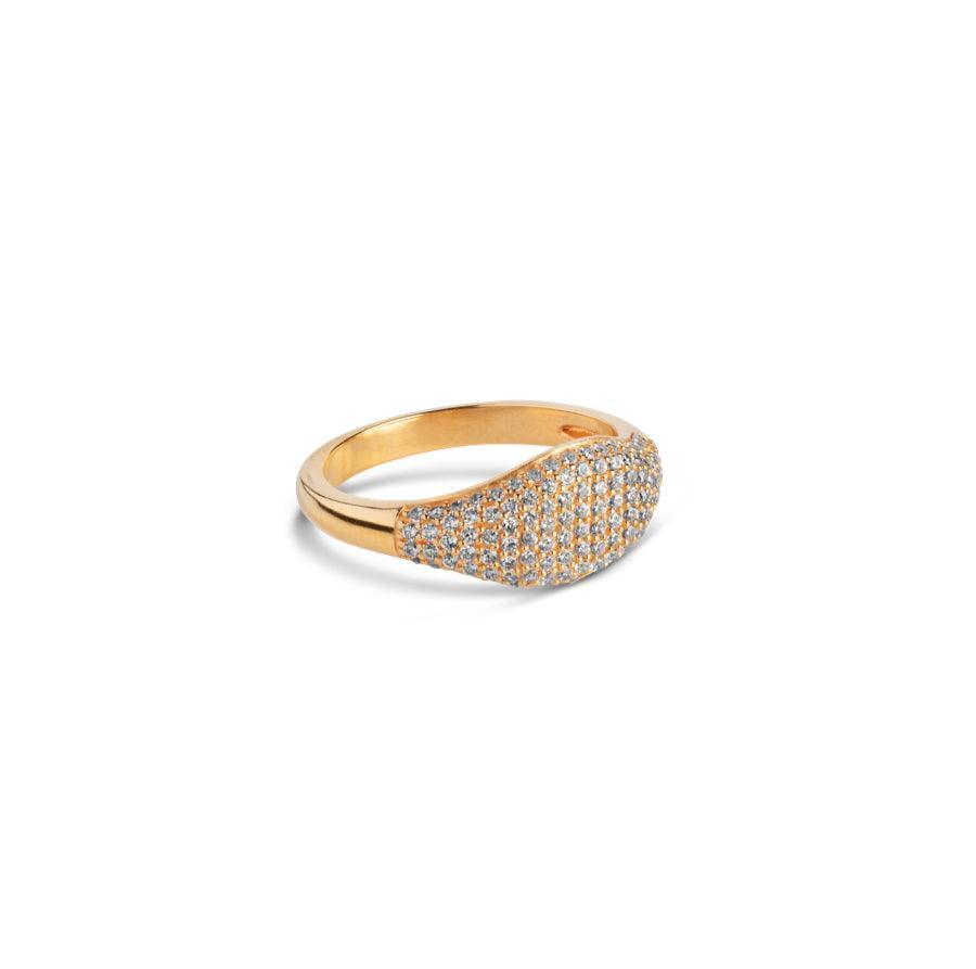 Enamel Sparkling Mary Ring r72g-r72g-001 weergegeven als een elegante gouden ring met fonkelende stenen aan de voorkant. Modelr72g-r72g-001