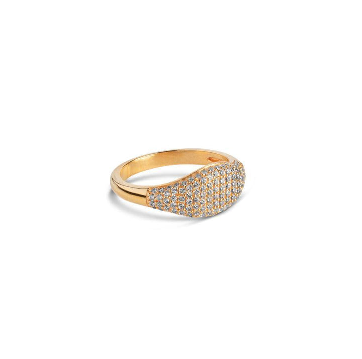 Enamel Sparkling Mary Ring r72g-r72g-001 weergegeven als een elegante gouden ring met fonkelende stenen aan de voorkant. Modelr72g-r72g-001