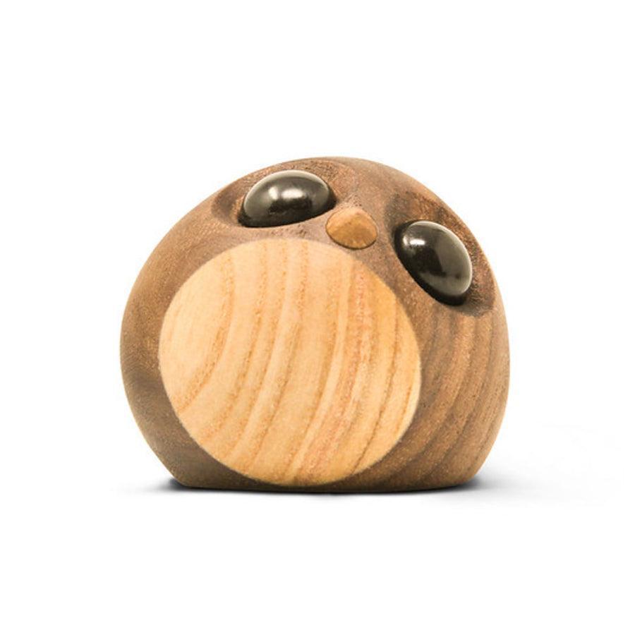 Fablewood Freddy Little Penguin toont een decoratieve, kleine houten pinguïn in gladde, lichte en donkere tinten. Model 1105-1