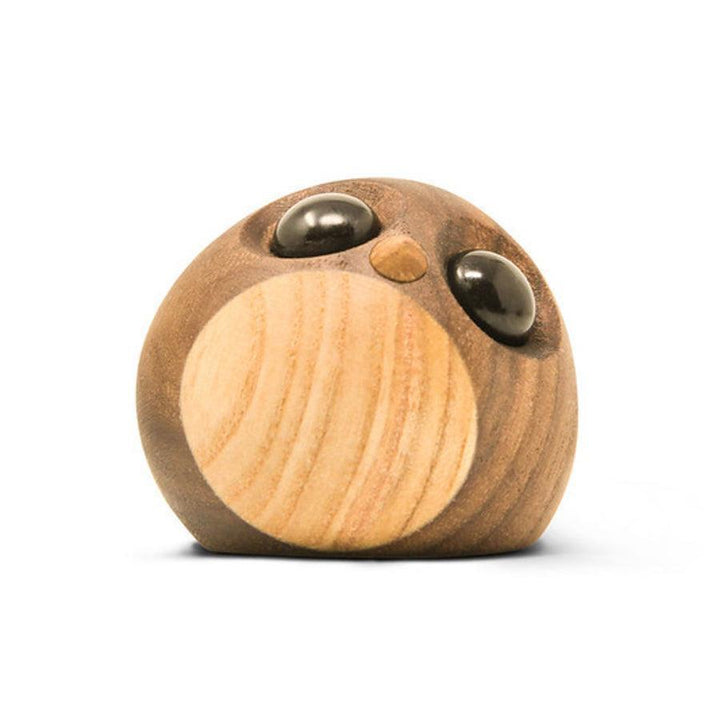 Fablewood Freddy Little Penguin toont een decoratieve, kleine houten pinguïn in gladde, lichte en donkere tinten. Model 1105-1