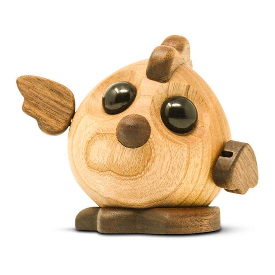 Fablewood Henny de kip toont een handgemaakt, bruin houten figuur met grote zwarte ogen en donkere vleugels. Model 1106-1