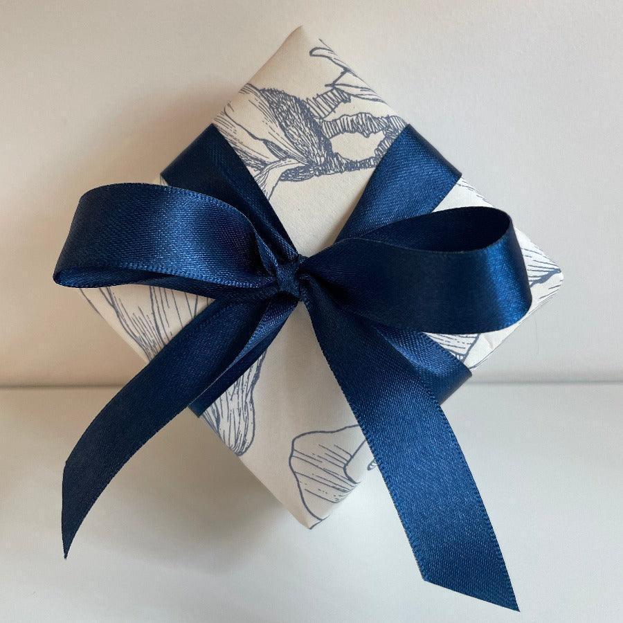 gratis verpakking, elegante geschenkdoos van licht papier met donkerblauw zijden lint en decoratief motief, model gratis verpakking--1