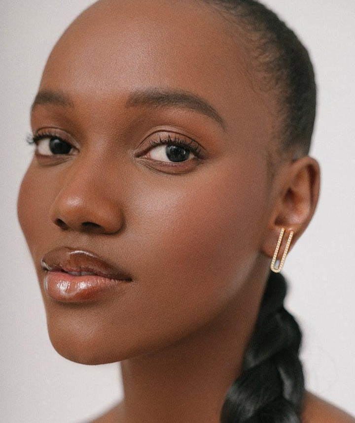 hiereth-paul-x-polar-jewelry-zanzibar-vergulde-22kt gouden ring is afgebeeld op model, gouden kleur en elegant ontwerp. Modelzan-st-gd-wz-00508