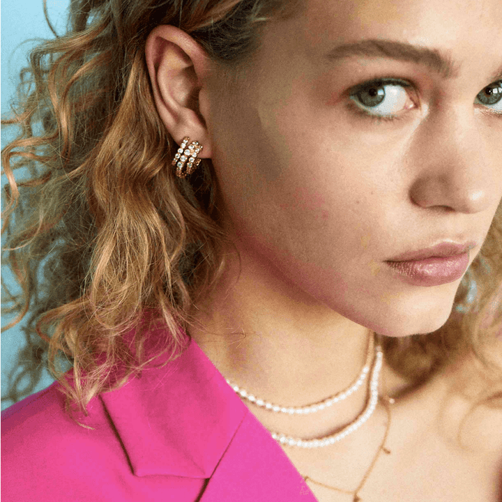 Hultquist Copenhagen Amara Mini Oorbellen worden in het oor gedragen, goudlook met heldere stenen. ModelS08149G.