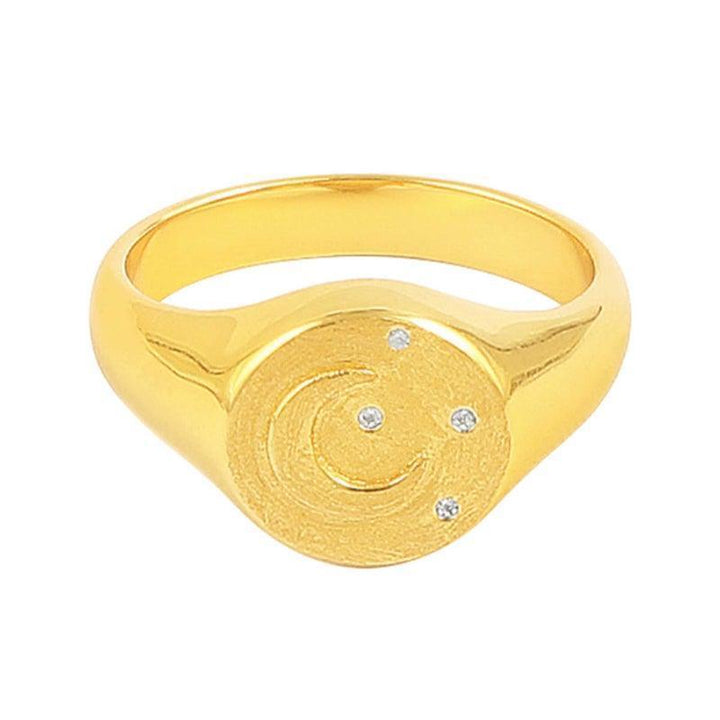 Hultquist Copenhagen Amaris Ring met rond, mat gouden oppervlak en drie kleine heldere stenen. ModelS08107G-S08107G-001