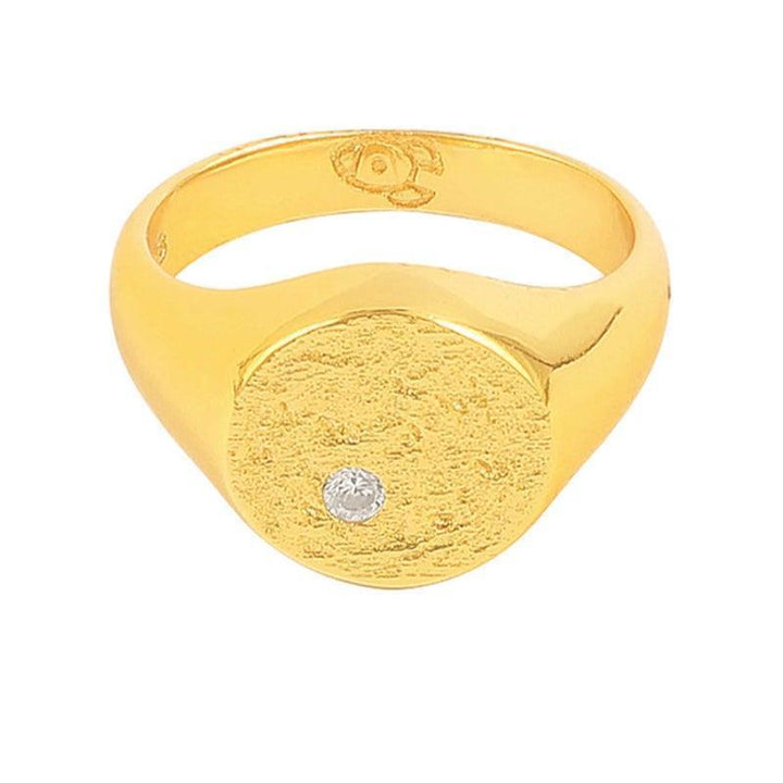Hultquist Copenhagen Luna Ring S08116G toont een goudkleurige ring met een rond, mat oppervlak en één heldere steen. ModelS08116G-002-1