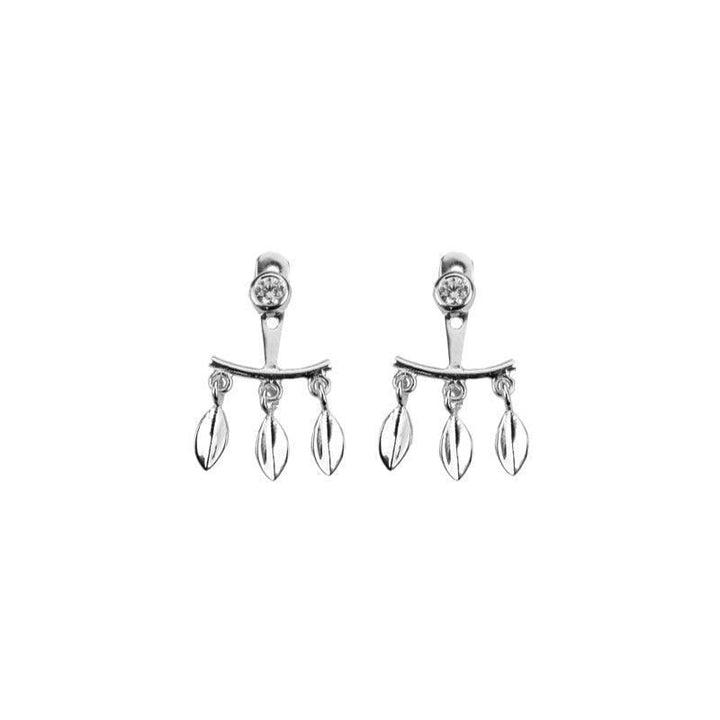 Hultquist Copenhagen Mini Leaf Earrings tonen elegante zilveren oorbellen met drie kleine blaadjes en steentjes. ModelS02058S