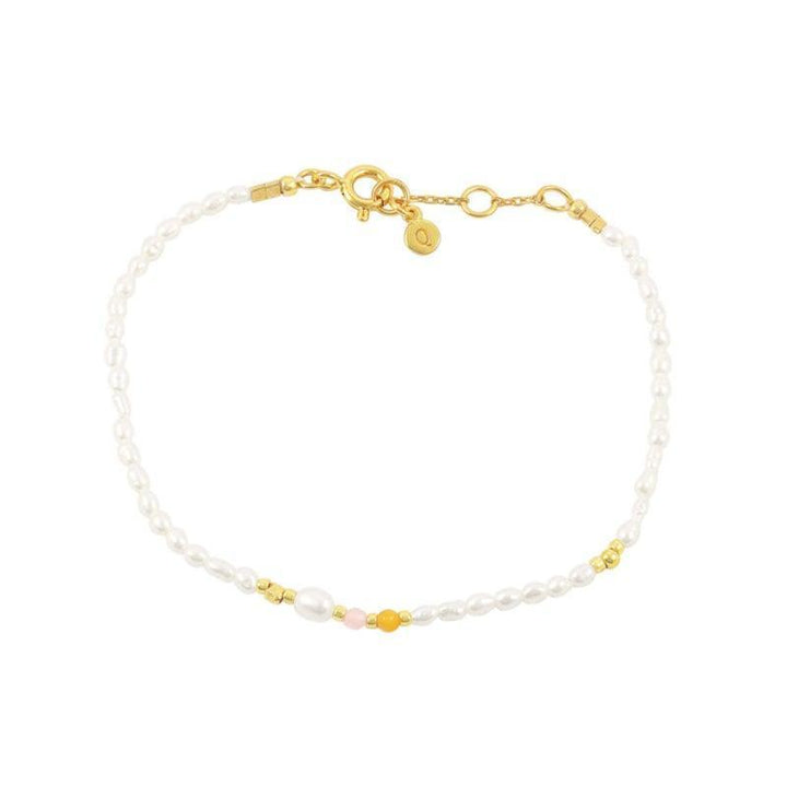 Hultquist Copenhagen Olivia Armband met kleine witte parels, gouden details en gekleurde parels. ModelS08035G-S08035G-1.