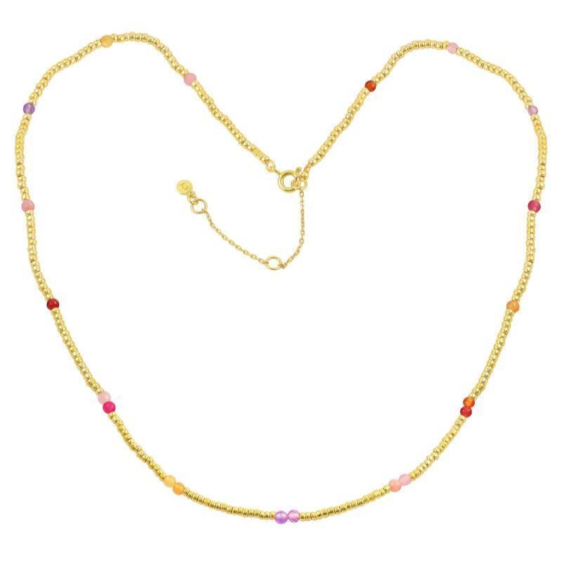 Hultquist Copenhagen Penelope ketting met kleine gekleurde parels in goudlook, eenvoudige ketting. ModelS08083G-S08083G-1