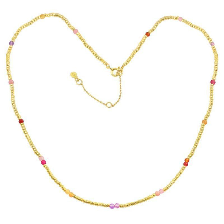 Hultquist Copenhagen Penelope ketting met kleine gekleurde parels in goudlook, eenvoudige ketting. ModelS08083G-S08083G-1