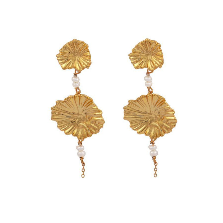 Hultquist Dagmar oorbellen met verguld bladpatroon, pareldetails, elegant design. ModelS08426G.
