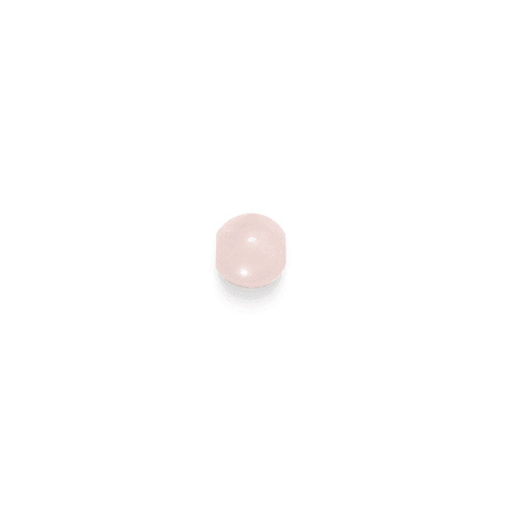 Inner Peace Rose Quartz Pearl Love toont een ronde, roze rozenkwartsparel op een witte achtergrond. Modelc124g124-1.
