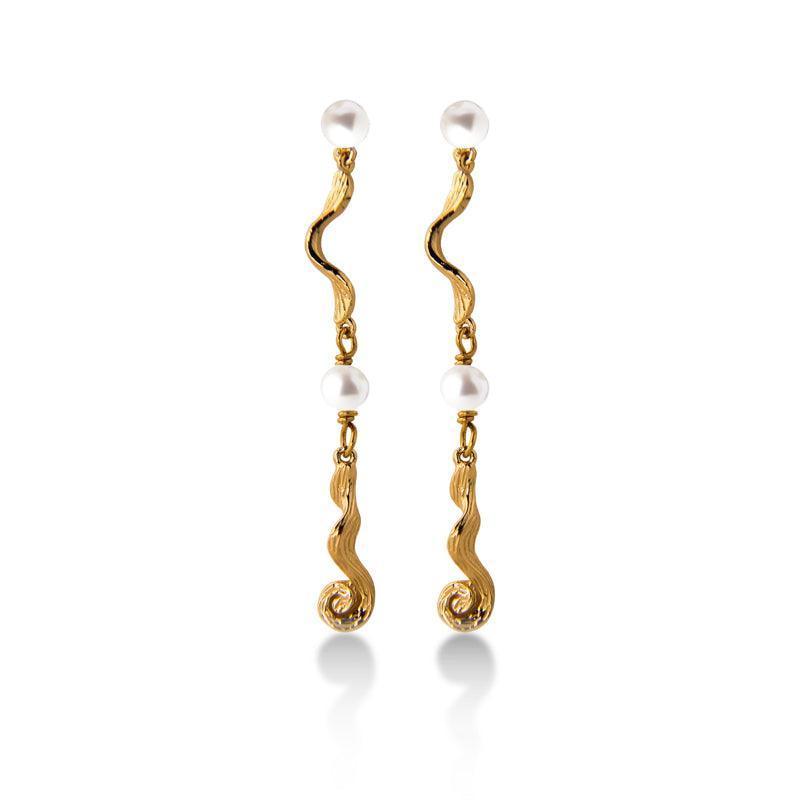 Jeberg Jewellery Ocean Pearl Gold Plated Earring toont lange golvende goudkleurige oorbellen met zoetwaterparels. Model 51720-51720-1.