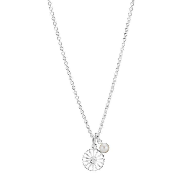 Lund Copenhagen Daisy ketting met zilveren madeliefjehanger en parel, elegante, eenvoudige stijl. Model 9025041-33-h.