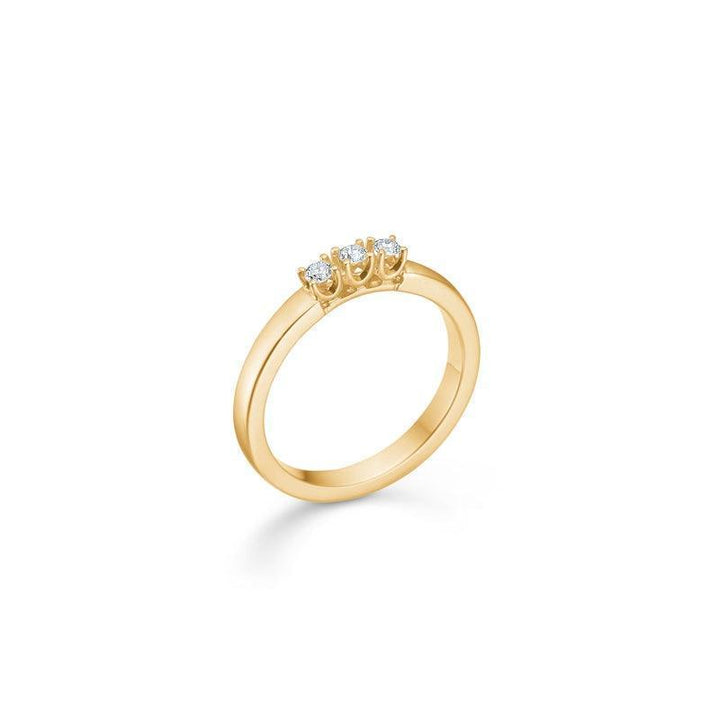 Mads Z 14kt Crown Alliance ring diamant 0,12 ct toont een elegante gouden ring met drie fonkelende diamanten. Modelnummer 1541843-001