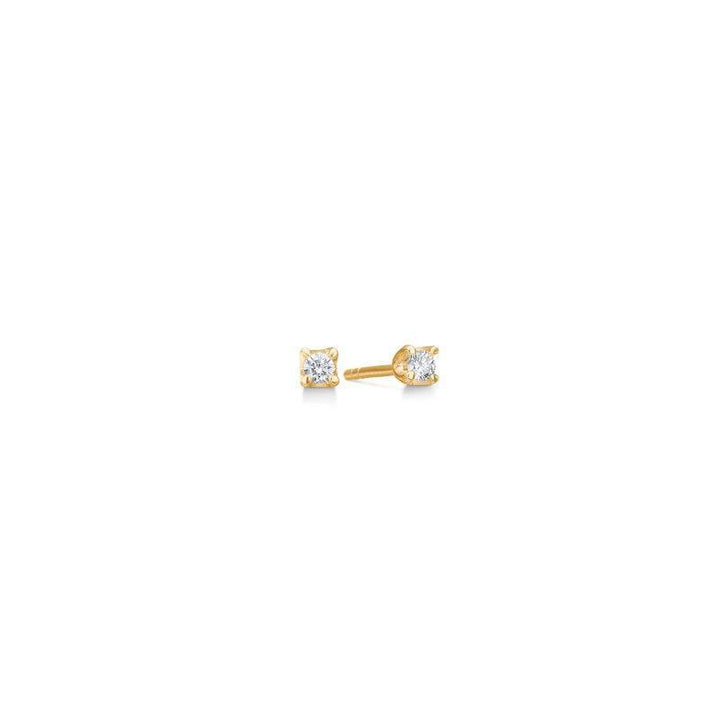 Mads Z 14 kt Crown Diamond Earrings 0,09 ct toont kleine elegante studs in goud met glanzende diamanten. Modelnummer 1511609