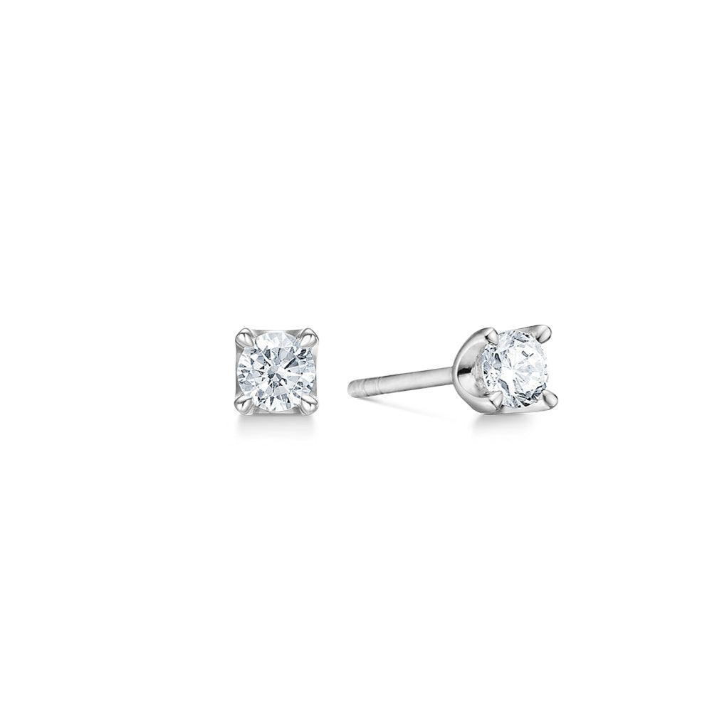 Mads Z 14kt Crown studs 0,40ct toont een paar eenvoudige witgouden studs met heldere diamanten. Modelnummer 1611640-1611640-1