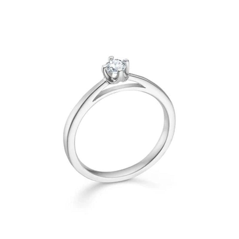 Mads Z 14kt. Kroonring witgoud 0,16 ct toont een elegante solitairring in gepolijst witgoud met een heldere diamant. Modelnummer 1641616-001-1.