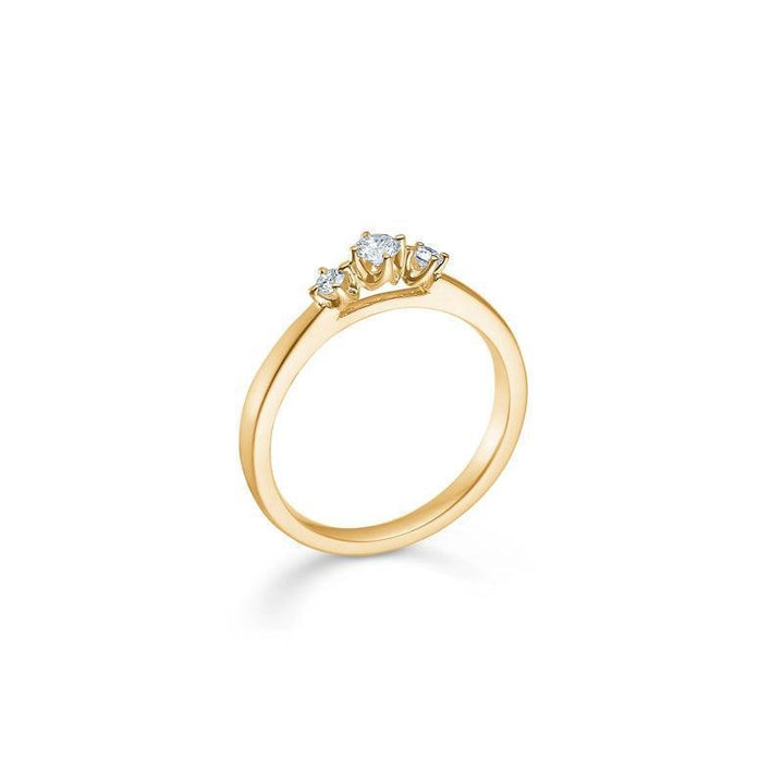 Mads Z 14kt Crown Trinity Diamond Ring 0,17 ct, elegante gouden ring met drie diamanten. Modelnummer 1541717-001