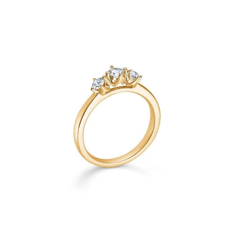 Mads Z 14kt Crown Trinity diamanten ring 0,34 ct toont een elegante gouden ring met drie diamanten. Modelnummer 1541734-001.