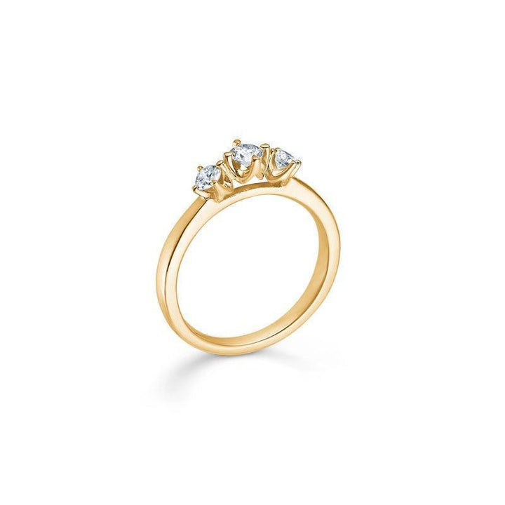 Mads Z 14kt Crown Trinity diamanten ring 0,34 ct toont een elegante gouden ring met drie diamanten. Modelnummer 1541734-001.