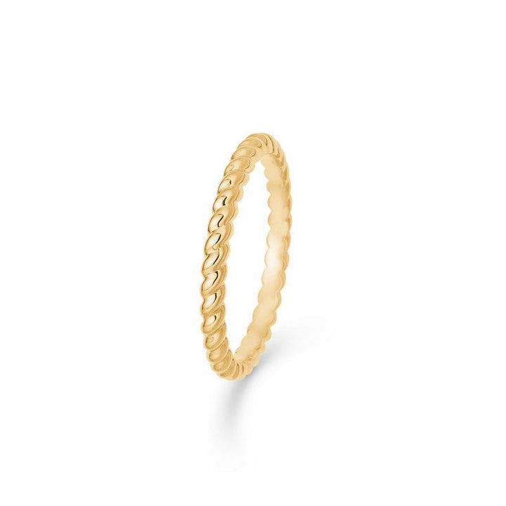 Mads Z 14 kt Poetry Twisted gouden ring frontaal weergegeven op witte achtergrond, gedraaid ontwerp in helder geel goud. Model1540044-001.