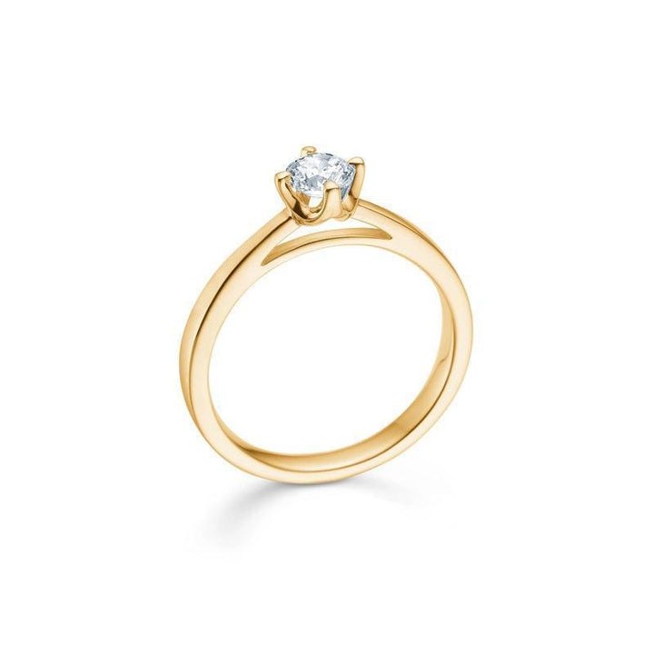 Mads Z 14kt Crown Diamond Ring 0,34 ct in profiel weergegeven met enkele, ronde briljant in gouden ring. Modelnummer 1541634-001-1