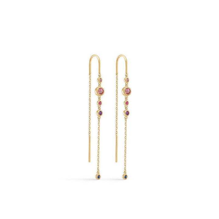 Mads Z 14kt Luxury Rainbow Earrings presenteren elegante lange kettingoorbellen in goud met gekleurde stenen. Model1504062-1