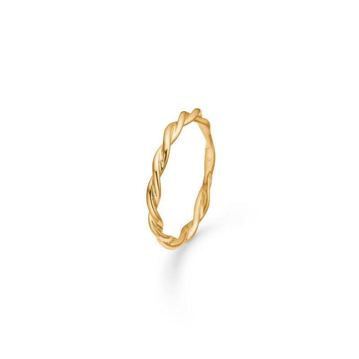 Mads Z 14kt Poetry Twist Ring toont een eenvoudige, gevlochten gouden ring met een glanzende afwerking op een witte achtergrond. Model 1540025-001