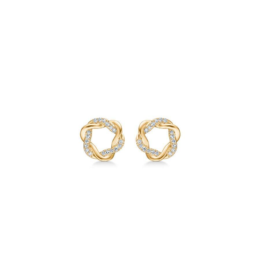 Mads Z 14kt Twist Studs 0,085ct W/SI toont een set ronde, gevlochten studs in goud met diamanten. Model 1511022-1.