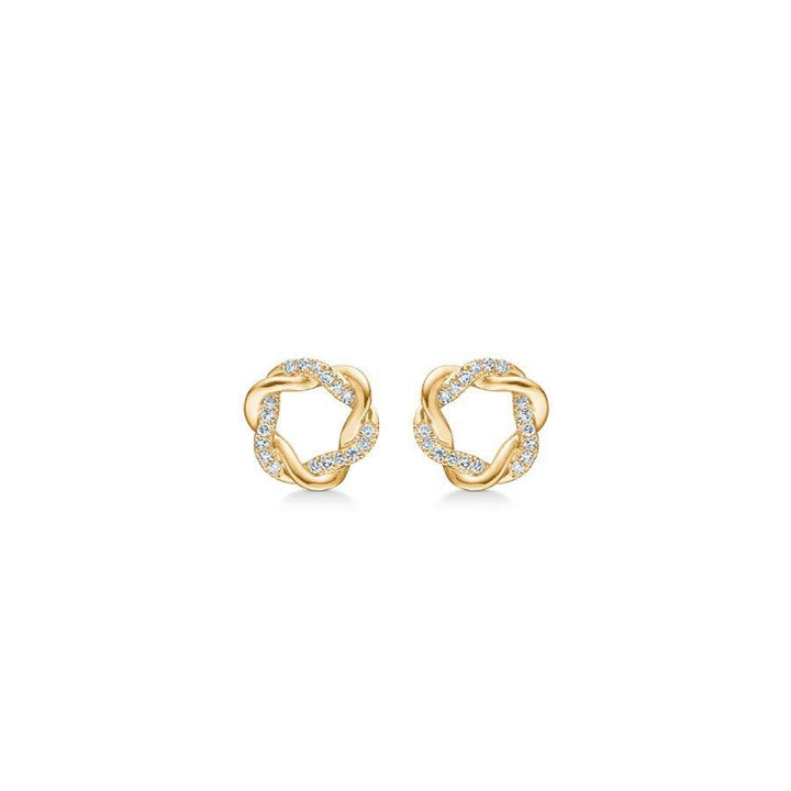 Mads Z 14kt Twist Studs 0,085ct W/SI toont een set ronde, gevlochten studs in goud met diamanten. Model 1511022-1.