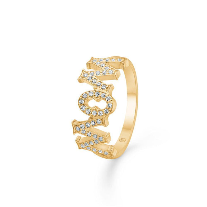 Mads Z 14kt Wowmom Ring 0,23ct W/SI toont een gouden ring met WOWMOM-letters bezet met diamanten. Model 1541099-001-1