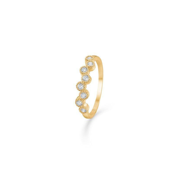 Mads Z 8kt Dido gouden ring, slanke ring in geelgoud met zes ronde fonkelende diamanten. Modelnummer 3347169-001-1