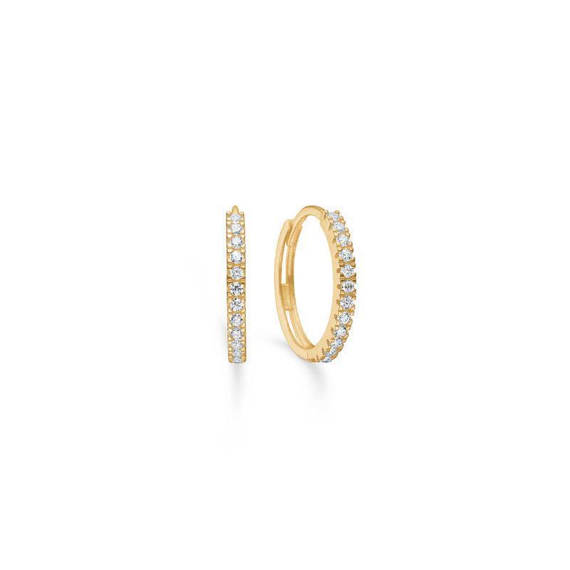 Mads Z 8kt Sparkle Creole toont een set kleine goudkleurige creolen met fonkelende heldere stenen. Modelnummer 3317166-3317166-1