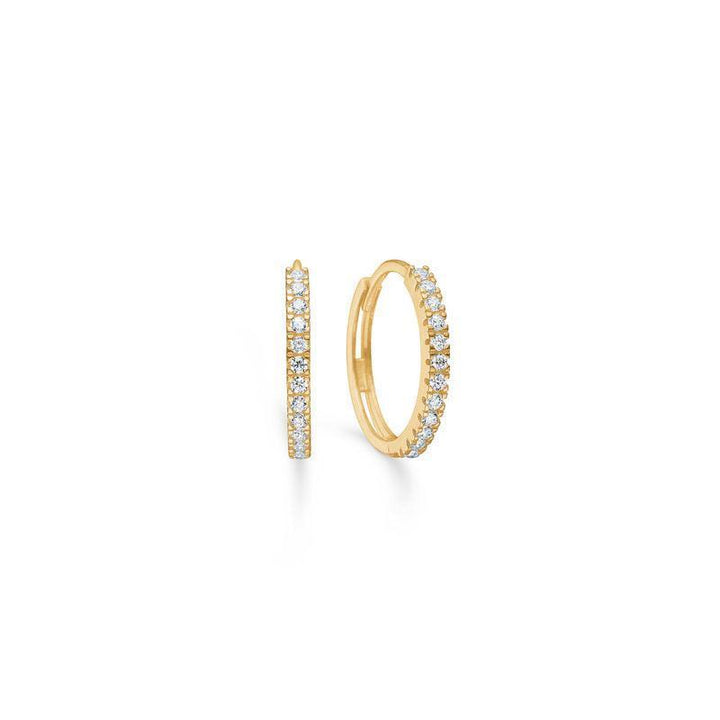 Mads Z 8kt Sparkle Creole toont een set kleine goudkleurige creolen met fonkelende heldere stenen. Modelnummer 3317166-3317166-1