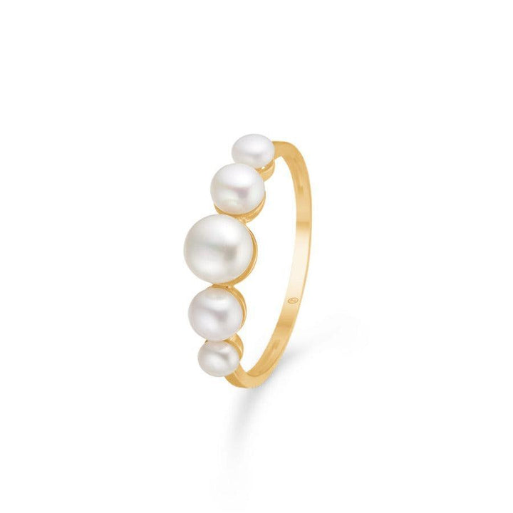 Mads Z 8kt Daizy Ring toont een slanke gouden ring met vijf witte parels in verschillende maten, model 3343113-001.