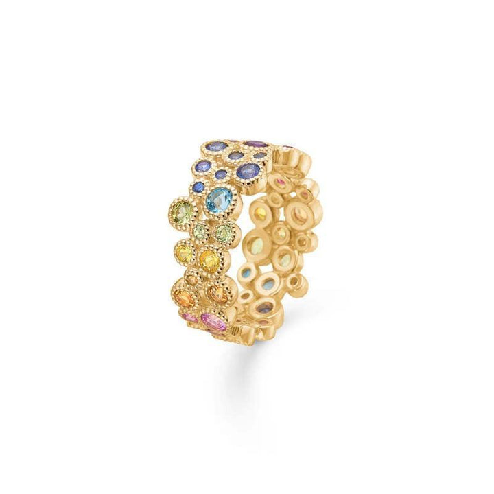 Mads Z Luxury Rainbow Ring afgebeeld in gepolijst goud met gekleurde stenen in de tinten van de regenboog, model 1544063-001.