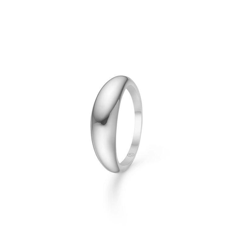 Mads Z Silver Half Moon Ring Large toont een elegante, glanzende zilveren ring in een eenvoudige en moderne stijl. Model 2140093-001