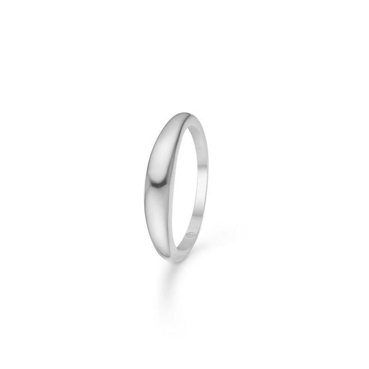 Mads Z Silver Half Moon Ring Small in glanzend zilver met een eenvoudige, ronde vorm. Model 2140092-001.