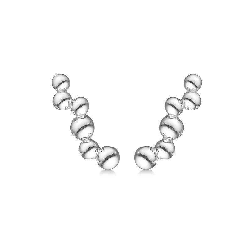 Mads Z zilveren oorbellen Embedded Ball toont twee moderne, gebogen zilveren oorbellen met een glanzend oppervlak. Model 2110084-1.