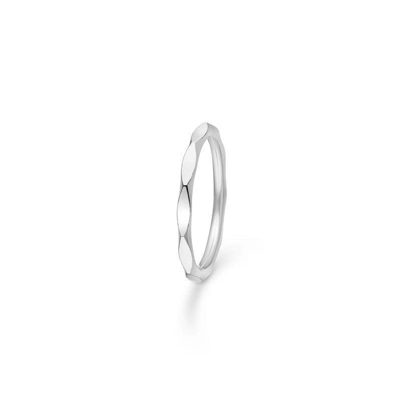 Mads Z Silver Poetry Edge Ring weergegeven in glanzend zilver met een hoekig, organisch ontwerp. Model 2140029-001